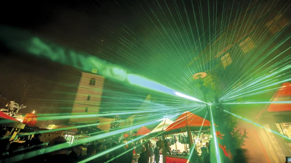 Grüne Weihnacht: Zur Lasershow am Detmolder Rathaus taucht der Marktplatz in grelle Farben. - © Archivfoto: Torben Gocke