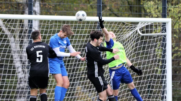 Wieder Alarm im Pivitsheider Strafraum, diesmal können Torwart Justin Borrmann und seine Teamkameraden die Situation klären. - © Oliver König