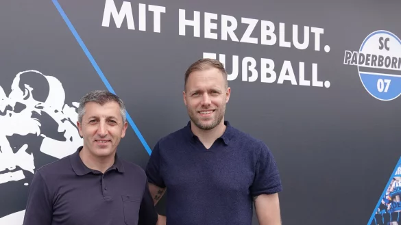 Ayhan Tumani (l.), Sportlicher Leiter der Nullsieben-Akademie, hatte im vergangenen Sommer Daniel Brinkmann als neuen U21-Trainer pr&auml;sentiert. Nun zieht es Brinkmann zum FC Hansa Rostock. - &copy; SC Paderborn 07