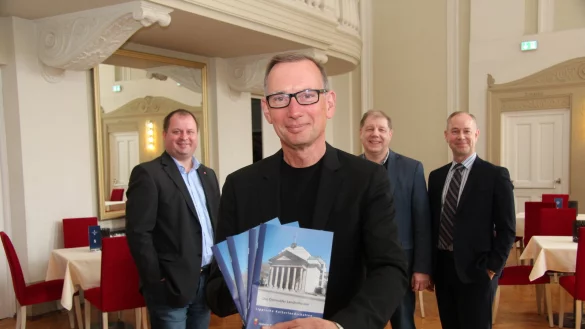 Pr&auml;sentieren das neue Heft: Autor Dr. Joachim Kleinmanns (vorne) mit (hinten, von links) Arne Brand (Landesverband Lippe), Dr. Stefan Wiesekopsieker (Lippischer Heimatbund) und Stefan D&ouml;rr (Landestheater Detmold). - &copy; Jana Beckmann