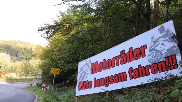 Mit Schildern wie diesem &ndash; hier ein Archivbild aus Schwelentrup &ndash; versuchen B&uuml;rger in vielen D&ouml;rfern, an die Einsicht von Motorradfahrern zu appellieren.&nbsp; - &copy; Jens Rademacher