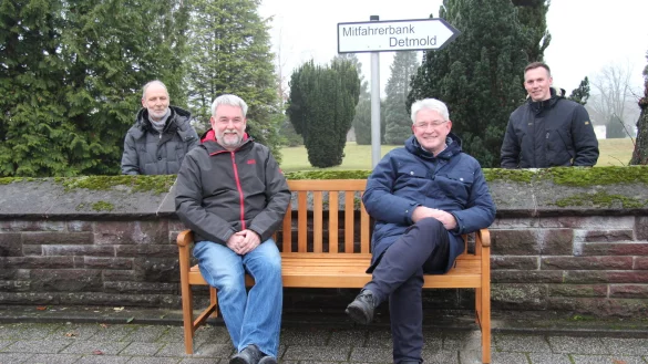 Frank Salomon (vorne links) und B&uuml;rgermeister Thomas Katzer sitzen Probe auf der neuen Mitfahrerbank an der Alten Dorfkirche in Augustdorf, w&auml;hrend Wolfgang Huppke (hinten links) und Stefan Koop zusehen. - &copy; Nadine Uphoff