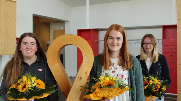 Die drei Gewinnerinnen des LZ-Wettbewerbs &bdquo;Azubis lesen Zeitung" Anna-Lena Gelhaus, Merle Leinecke und Katharina Teupe freuen sich &uuml;ber ihren Sieg. - &copy; Philipp Kersten