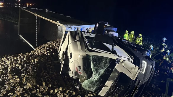 Der R&uuml;benlaster ist in der Nacht in Luhe umgekippt. - &copy; Feuerwehr Lemgo