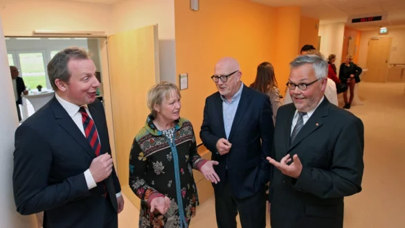 In lebhaftem Gespräch: (von links) der kaufmännische Klinik-Geschäftsführer Dr. Johannes Hütte, die Pflegegruppenleiterin der Station, Ursula Block, der medizinische Geschäftsführer Helmut Middeke und Chefarzt Prof. Dr. Frank Hartmann besichtigen die noch leere, in freundlichem Orange gestrichene Palliativstation. - © Bernhard Preuss