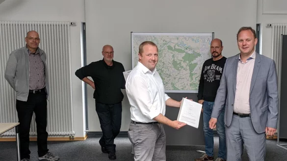 Gemeinsam freuen sich (von links) Fachbereichsleiter Olaf Kapelle, Andre Gronemeier (Stadt Detmold), B&uuml;rgermeister Mario Hecker, Ulrich Stephanides (Kreis Lippe ) und Kai-Timo Wilke (Sewikom) &uuml;ber die Zusammenarbeit. - &copy; Gemeinde Kalletal