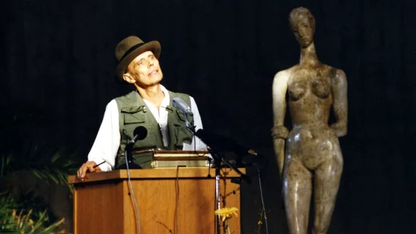 Joseph Beuys bei seiner letzten Rede 1986 im Lehmbruck-Museum - &copy; Foto: Lehmbruck Museum/dpa
