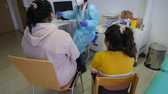 Krankenschwester Cathrin Steinmeier testet eine neu in der Mutter-Kind-Klinik Schanzenberg angekommene Frau mit ihrem Kind auf das Coronavirus. - &copy; Jost Wolf