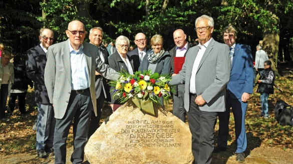 Am Gedenkstein: (von links) Pastor Werner Wehmeier, Gerd Grundemeier, Roland Thomas, Ruth Kolecki, Lothar Giebe (beide Enkel von August Giebe), Gabriele Giebe, Franz Meyer, Norbert Kaps und Thomas Enzensberger.&nbsp; - &copy; Nicole Ellerbrake