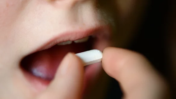 Kind mit Tablette - &copy; Foto: Jens Kalaene/dpa-Zentralbild/dpa