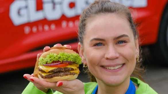 Hat ihre Berufung gefunden: Steffi Butt ist das Gesicht der jungen Bielefelder Burger-Marke Gl&uuml;ckspilz. Aber sie macht l&auml;ngst nicht nur Werbung f&uuml;r die Produkte des jungen Unternehmens, das jetzt am Freitag an der Eckendorfer Stra&szlig;e eine weitere Filiale er&ouml;ffnet. - &copy; Andreas Zobe