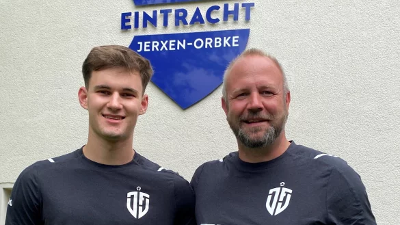 Luca Schober (links) mit seinem Trainer Bastian M&ouml;ller vor dem SVE-Logo. - &copy; Sebastian Lucas