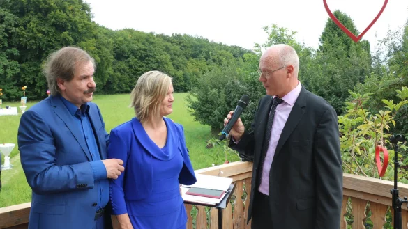 Für alle eine Premiere: Andrea Fehling und Knut Peters lassen sich von Bernd Neddermann auf Privatgrund trauen. - © Guntmar Wolff