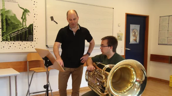 Intensiver Unterricht: Alexander von Puttkammer (links) arbeitet mit Metodej Dvor&aacute;k. - &copy; Barbara Luetgebrune