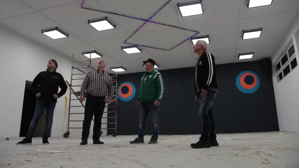 Tobias Grenner von der Firma Multisenses (von links), Hans-Joachim Nieden, Klaus-Dieter Stehle und Christian Weiher vom RSV Schwelentrup schauen sich die neue Deckenbeleuchtung der Halle an. - &copy; Nadine Uphoff