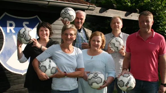 Freuen sich auf jede Menge Spiel und Spaß: Ellen Stock, Margret Gövert, Horst Symalla, Ivonne Martins, Bernd Plaß sowie Ulrich Grote (von links) vor dem Holzhäuschen des RSV im Waddenhauser Waldstadion. - © Foto: Privat
