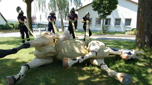 Die Feuerwehrleute bewegen &bdquo;Hengst Sam&ldquo; mit breiten Gurtb&auml;ndern. - &copy; Feuerwehr