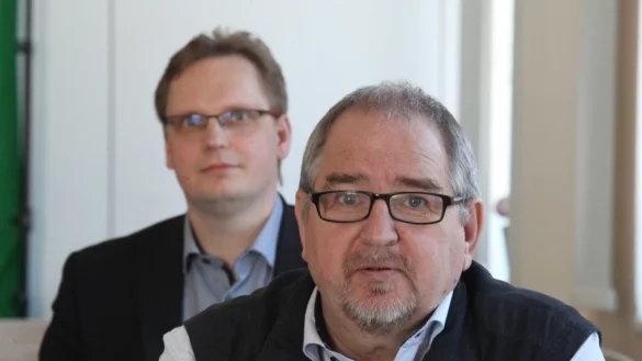Dietmar Sommer tr&auml;gt furchtbare Erinnerungen an seine Kinder-Kur im Schwarzwald mit sich herum. Die Eindr&uuml;cke wurde er niemals los. Landtagsabgeordneter Dennis Maelzer (links) will dem Ph&auml;nomen &bdquo;Verschickungskinder" auf den Grund gehen und hat eine Kleine Anfrage an die Landesregierung gestellt. Nun hat er eine Antwort bekommen. - &copy; Vera Gerstendorf-Welle