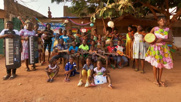 Sch&uuml;ler der von Maria Behrens gegr&uuml;ndeten Musikschule in Burkina Faso. Die Absolventin der Hochschule f&uuml;r Musik Detmold unterrichtet in Ougadougou 35 Kinder, 16 davon aus armen Verh&auml;ltnissen. - &copy; Maria Behrens