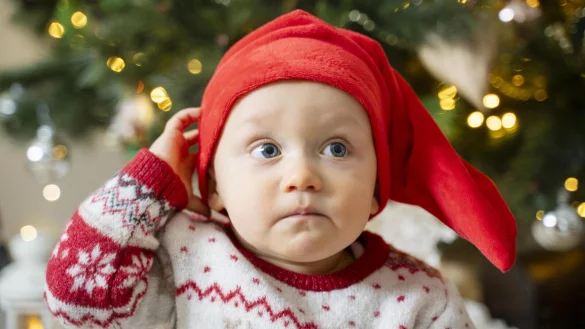 Kinder mit Weihnachtsmann, Christkind und Co. beschwindeln - ja oder nein? Unsere Autoren streiten. - © picture alliance / Westend61