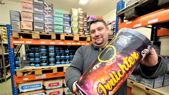 Christoph Kamp von &bdquo;Dragon Fireworks&ldquo; in Bielefeld sagt: "Feuerwerk ist an sich nichts B&ouml;ses". Die Probleme liegen zumeist beim Anwender. - &copy; Susanne Lahr