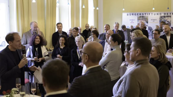 Kay Sandmann-Puzberg moderiert den Neujahrsempfang. Er betont das Ziel der Bürgerstiftung, Detmold lebens- und liebenswerter zu machen. - © P.A.Schnell