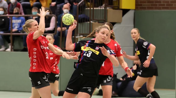 Blombergs Kreisl&auml;uferin Cara Hartstock l&auml;sst den Bietigheimerinnen Danick Snelder (links) und Karolina Kudlacz-Gloc
das Nachsehen. - &copy; Paul Cohen