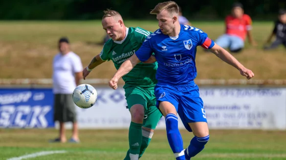 Hier k&auml;mpfen der Salzufler Kapit&auml;n Maximilian Leitmann (rechts) und der Ahmser S&ouml;ren Seifert um den Ball. - &copy; Egon Penner