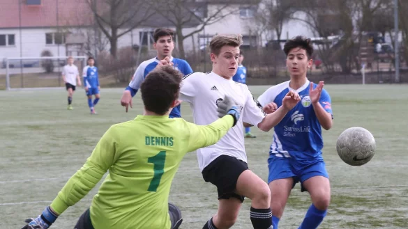 Gro&szlig;e Chance f&uuml;r den SVE Jerxen-Orbke: Jerxens Joel Laros (Mitte) setzt sich gegen die G&uuml;tersloher Dennis Pohlmann und Berkay Kaplan durch. Laros erzielte das 2:0 f&uuml;r die B-Jugend des SVE. - &copy; Paul Cohen