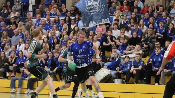 Vor vollen Rängen nimmt HBS-Akteur Lars Görder Fahrt auf und erzielt wenig später einen Treffer. - © Oliver König