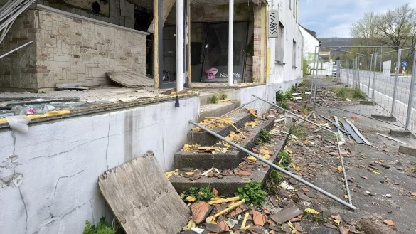 Der Geb&auml;udekomplex Augustdorfer Stra&szlig;e 42 beherbergte schon mehrere Discotheken. Jetzt wird die Ruine abgerissen. - &copy; Dieter Asbrock
