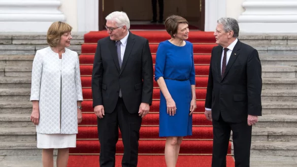 Der ehemalige Bundespräsident Joachim Gauck (r) und seine Lebensgefährtin Daniela Schadt (l) begrüßen den neuen Bundespräsidenten Frank-Walter Steinmeier und seine Frau Elke Büdenbender zur symbolischen Amtsübergabe am Schloss Bellevue. - © Foto: Bernd von Jutrczenka