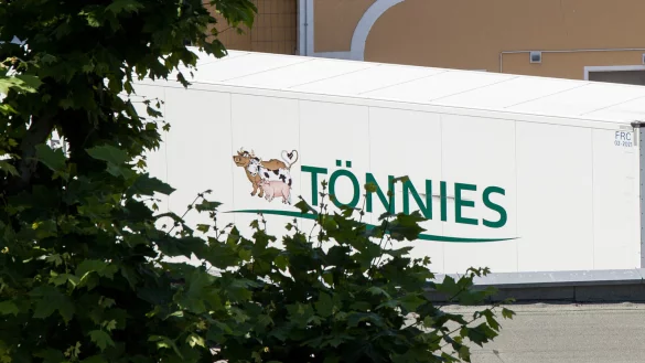 Ein T&ouml;nnies-Auflieger steht auf einem Schlachthof. - &copy; picture alliance / Fotostand