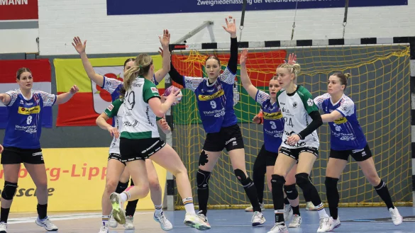 Im Innenblock verteidigt Nieke Kühne (Nummer 9) bei der HSG. - © Paul Cohen