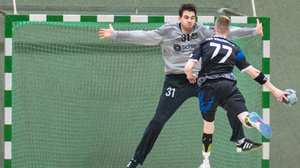 Starker Rückhalt: MüssensTorhüter Raphael-Joel Heininger brillierte mit zahlreichen Paraden. In dieser Situation verteidigt Heininger gegen den Bösingfelder Sam-Jason Overbeck. - © Egon Penner