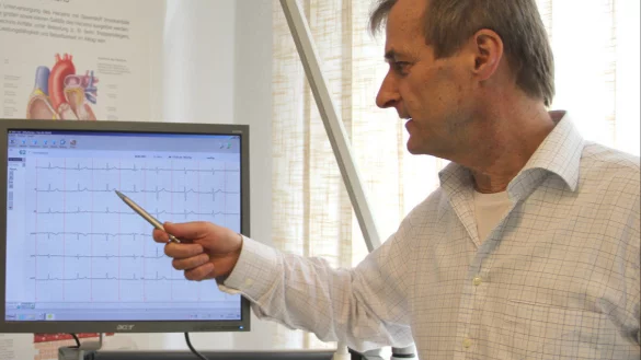 Einblicke in den Alltag eines Landarztes: Dr. Thomas Schierbaum erl&auml;utert die Aufzeichnungen des EKG-Ger&auml;tes. - &copy; Iris Liebig
