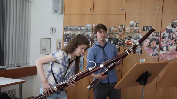 Proben f&uuml;rs Abschlusskonzert: Lisanne Traub hat w&auml;hrend der Sommerakademie Unterricht bei Dozent Benedikt Seel. - &copy; Barbara Luetgebrune