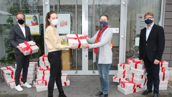 Jens Beining und Marleen Koppert (beide Wortmann-Group) &uuml;berreichen Stefanie Nowak-Thorm&auml;hlen sowie Detlef Stall (beide AWO) (von links) die Weihnachts-Boxen f&uuml;r Frauen in Not. - &copy; Sandra Castrup (LZ)