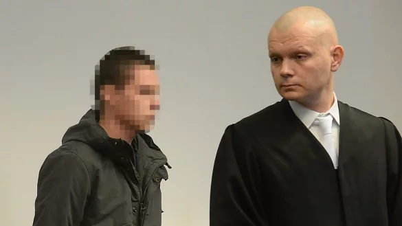 Der Angeklagte (links) vor dem Gericht in Paderborn. - &copy; MARC K&Ouml;PPELMANN