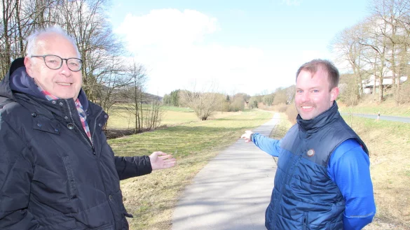 Vom Rastplatz Ilsetal Richtung Niederntalle parallel zur Taller Straße sollen an diesem Weg auf der linken Seite Bäume gepflanzt werden können. Das ist die Idee von Dieter Hartwig, Vorsitzender der Dorfgemeinschaft Talle (links), und seinem Stellvertreter Tobias Nolte. - © Jens Rademacher