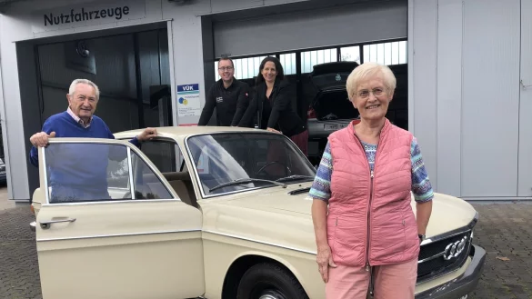 Rudolf und Ingeborg Buchholz (vorne) stehen mit historischem Audi vor der Werkstatt an der Industriestraße. Am 1. Oktober übergeben sie das Geschäft offiziell an Sohn Andrea und seine Frau Isabel. - © Sven Kienscherf