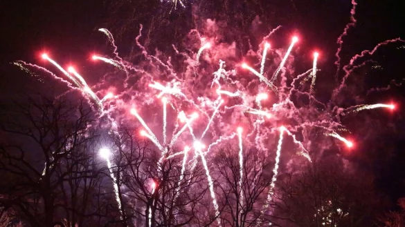 Spektakuläres Feuerwerk. Das Höhenfeuerwerk kommt nach 5 Jahren Abstinenz wieder bestens bei den Gästen an. - © Thomas Krügler