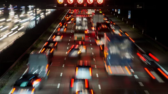 Autos fahren &uuml;ber die Autobahn A2 n&ouml;rdlich von Hannover (Niedersachsen). - &copy; picture alliance / dpa