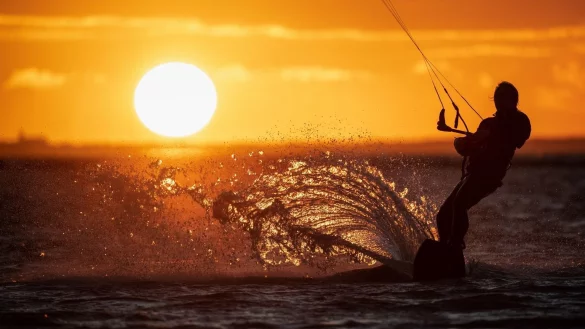 Kitesurfen im Wattenmeer - &copy; Foto: Matthias Balk/dpa