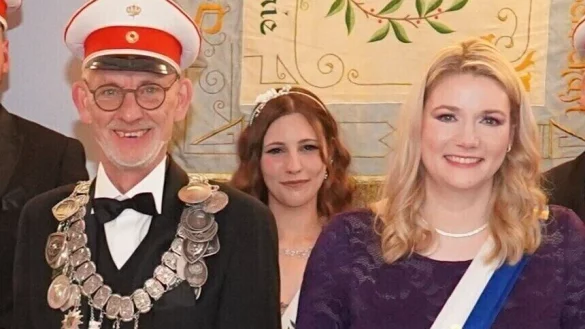 Hier noch in zweiter Reihe: Jessica Meya (Mitte) als Throndame hinter dem ehemaligen König Michael Rubart und der vormaligen Königin Franziska Louis. - © Norman Zeugner