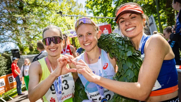 Ein Herz für den Hermann: Siegerin Ann-Christin Opitz (Mitte) freut sich mit den Platzierten Ilka Wienstroth und Isabel Dickob. - © Sarah Jonek