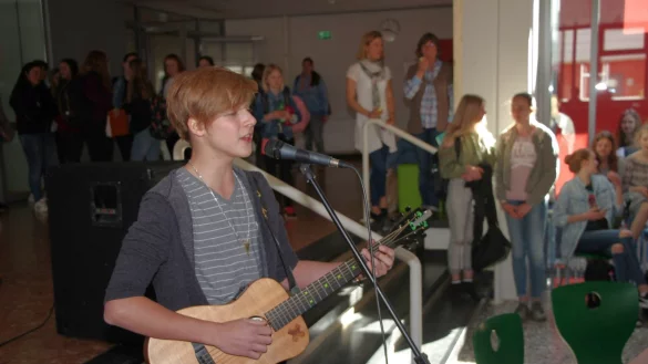 Popmusik in der Schule: Matteo Markus Bok bei seinem Auftritt im MWG. - © Marlen Grote