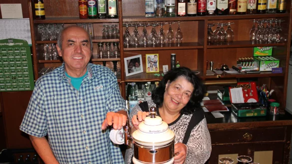 Hinterm Tresen: Dimitrios &bdquo;Dimo" Bousdoukos und seine Frau Dionissia &bdquo;Soula" Bousdoukos versorgen die G&auml;ste mit frisch gezapftem. - &copy; Judith Stracke