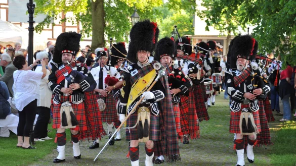 Marschieren für einen guten Zweck: Wie auf diesem Foto von 2013 werden schottische Dudelsackkapellen in Nordlippe erwartet. - © Archivfoto: Privat