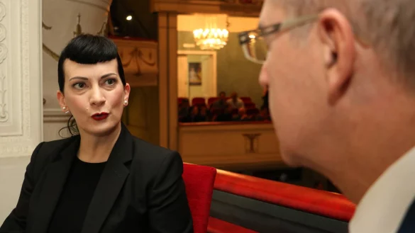 Aus Puzzleteilen entsteht die Persönlichkeit: Die aus Detmold stammende Wirtschaftsprofilerin Suzanne Grieger-Langer im Gespräch mit Günter Vogt, stellvertretender Vorsitzender der Volksbank Paderborn-Höxter-Detmold. - © Guntmar Wolff